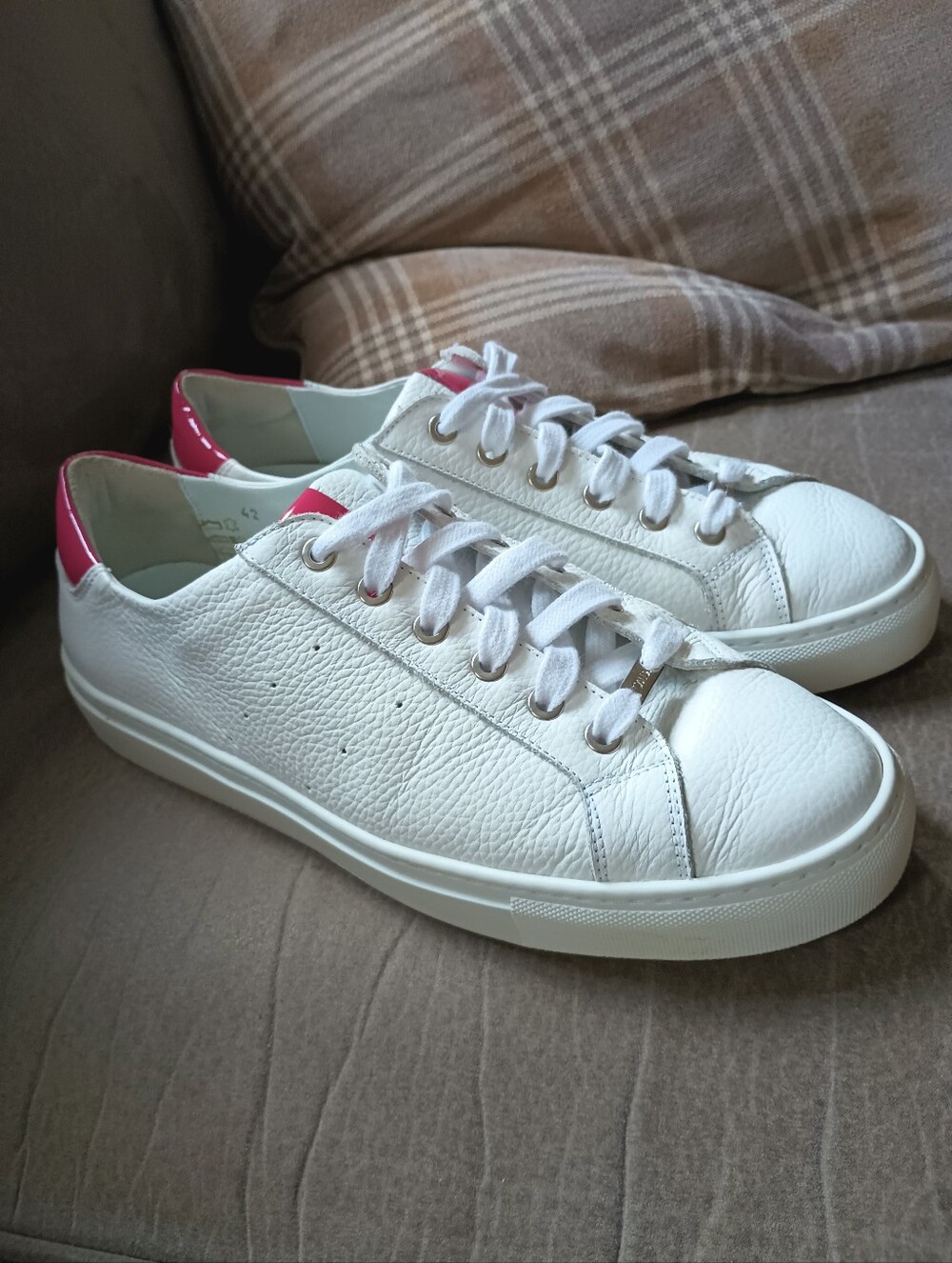 Calla Shoes Star White Grain Leather Hot Pink Accent Wide Fit Sneakers Size 42